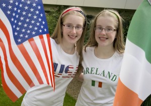 Fao; Picture Desk 22092015 no reproduction Fee Summit to take place on 22nd and 23rd April 2016 as part of 1916 centenary celebrations Dublin 22nd September, 2015 ÊTwin sisters Gemma and Sarah Keenan (aged 13 from Donaghmede) with Ardmhara Bhaile çtha Cliath, Cllr Crona N Dhlaigh and Lord Mayor of Belfast, Cllr Arder Carson outside the Mansion House launched the Ireland US Sister City Summit, which is taking place in Dublin on 22nd and 23rd of April 2016. Ê There are over 60 twinning links between Ireland and the USA. Delegations from the cities/counties/towns on the Island of Ireland that are twinned with the individual USA cities will be invited to take part in the summit next year as part of a programme of events to celebrate the centenary of the 1916 Rising. Picture Colm Mahady / Fennells - Copyright 2015 Fennell Photography.