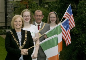 Summit to take place on 22nd and 23rd April 2016 as part of 1916 centenary celebrations Dublin 22nd September, 2015 ÊTwin sisters Gemma and Sarah Keenan (aged 13 from Donaghmede) with Ardmhara Bhaile çtha Cliath, Cllr Crona N Dhlaigh and Lord Mayor of Belfast, Cllr Arder Carson outside the Mansion House launched the Ireland US Sister City Summit, which is taking place in Dublin on 22nd and 23rd of April 2016. Ê There are over 60 twinning links between Ireland and the USA. Delegations from the cities/counties/towns on the Island of Ireland that are twinned with the individual USA cities will be invited to take part in the summit next year as part of a programme of events to celebrate the centenary of the 1916 Rising. Picture Colm Mahady / Fennells - Copyright 2015 Fennell Photography.