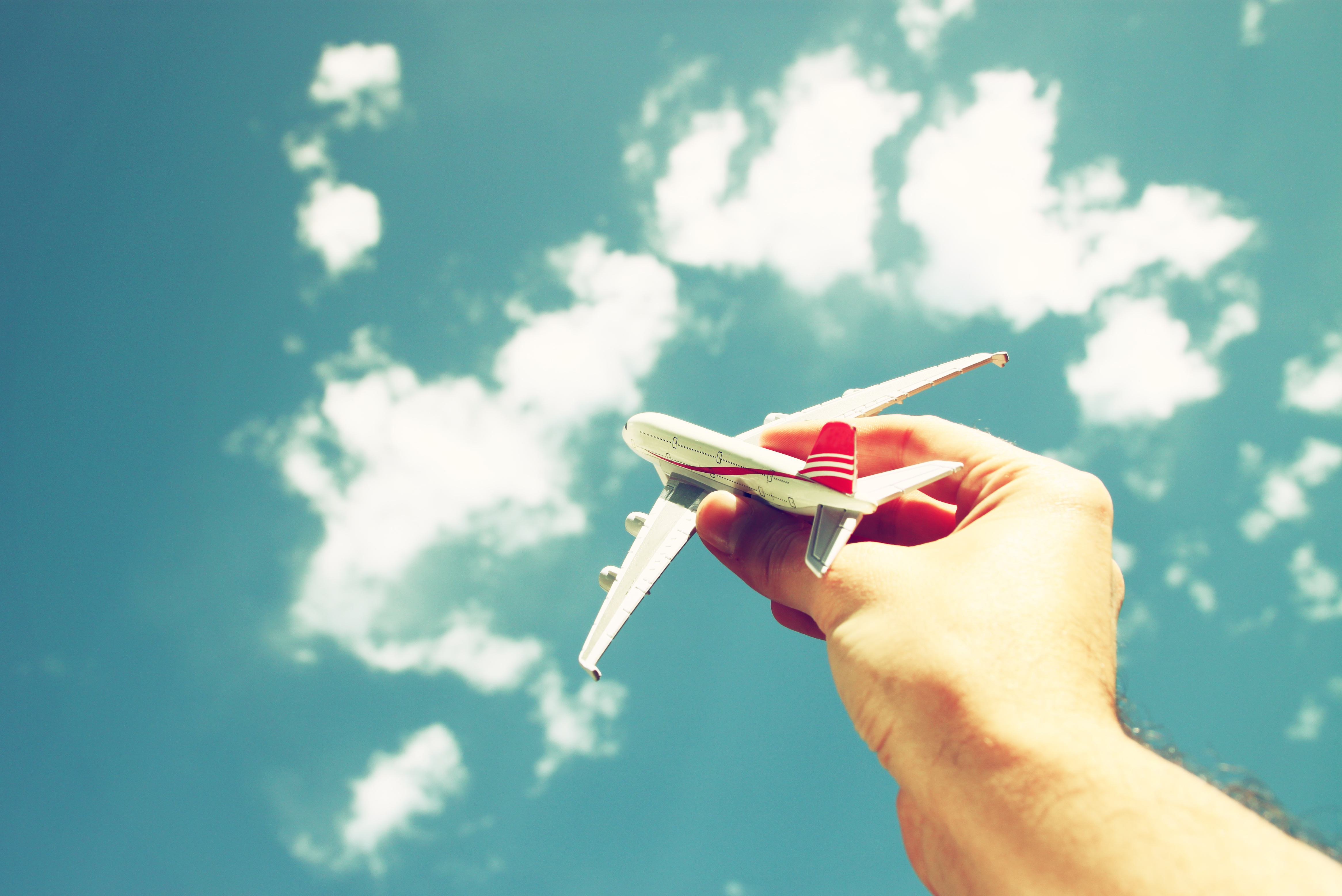 Fly traveler. Самолет на руке. Рука и самолет в небе. Запускает самолетик. Запуск бумажных самолетиков.
